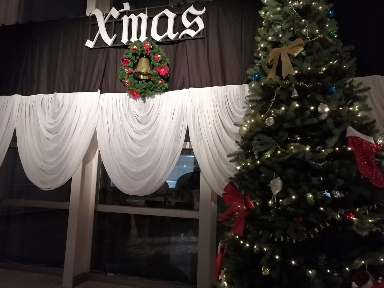 門真市 ルミエールホールに期間限定で職員が装飾したクリスマスツリーが飾られています 号外net 守口 門真