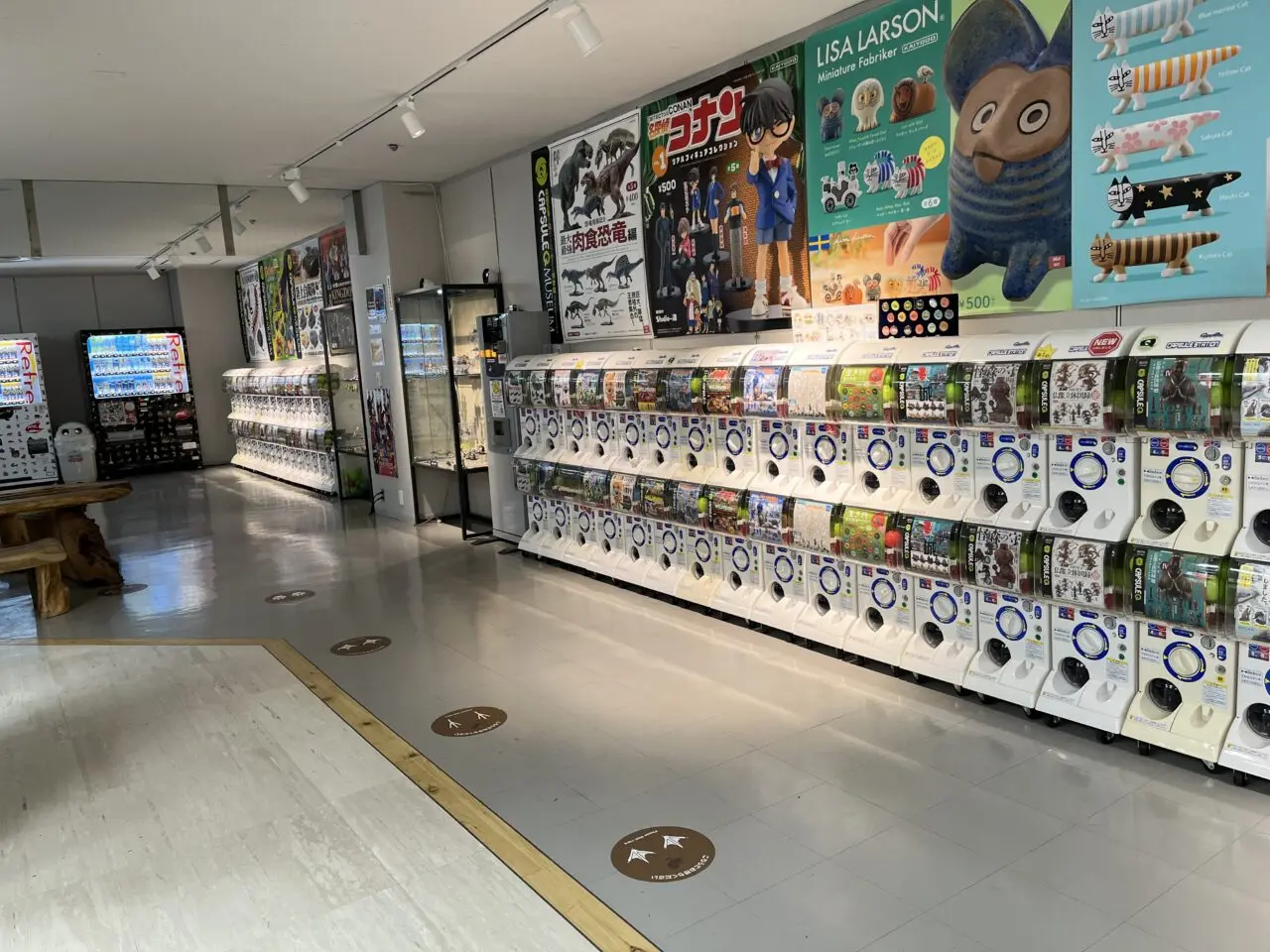 海洋堂ロビーのガチャガチャ