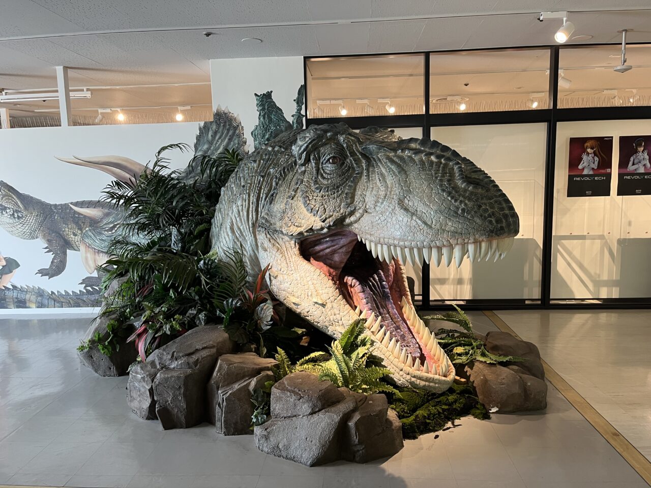 海洋堂ホビーランドの階段からの近くで見た恐竜