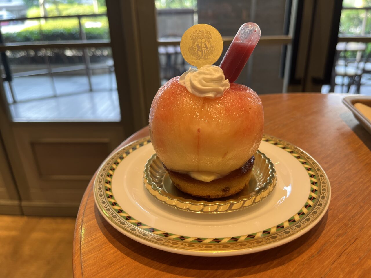 ベーカリーパティスリーファゴットのまるごと桃スイーツ