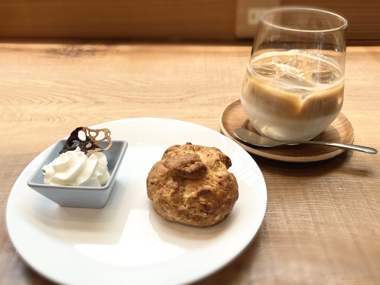 ツミキコーヒーのスコーンとアイスカフェラテ