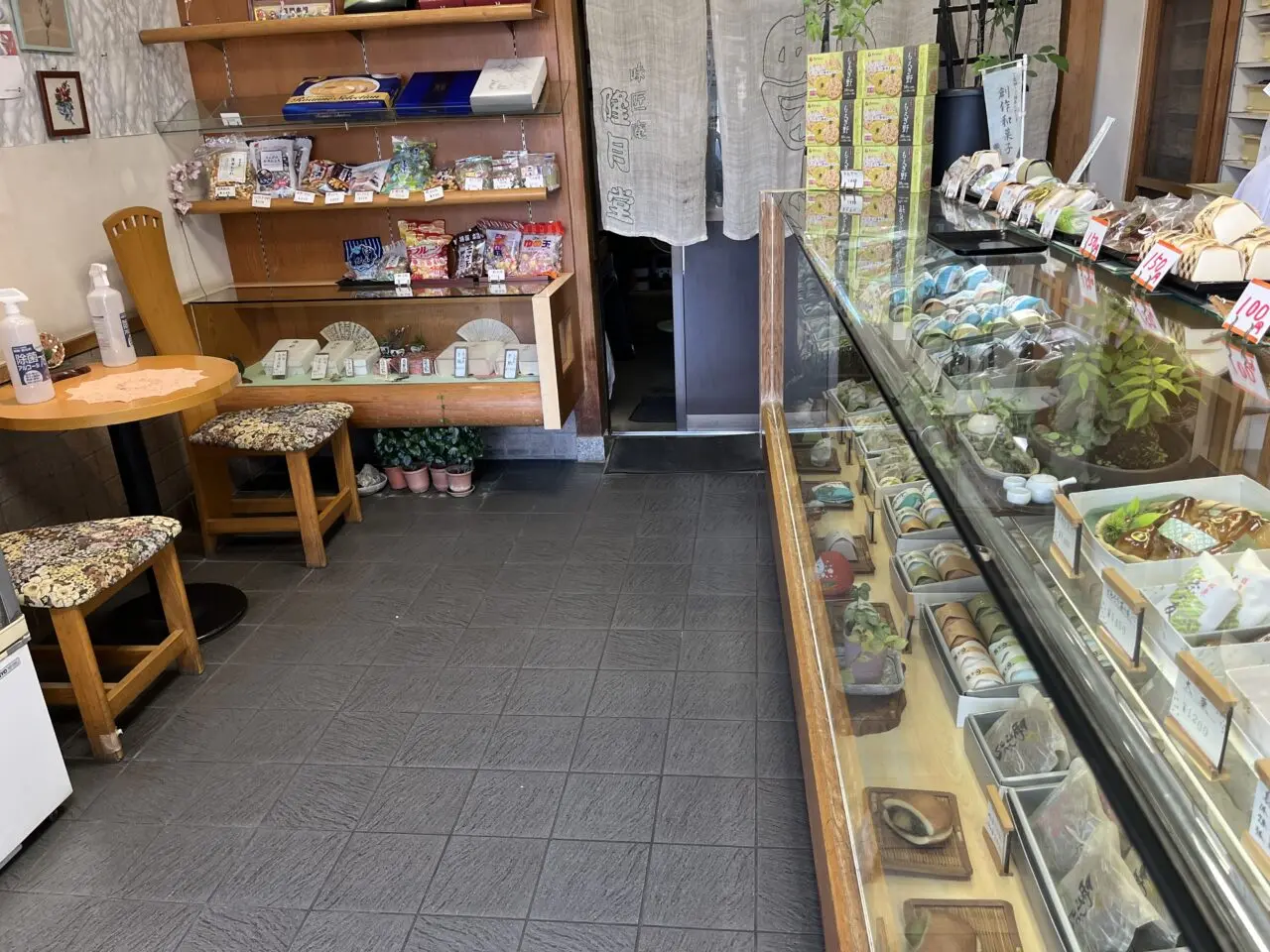隆月堂店内